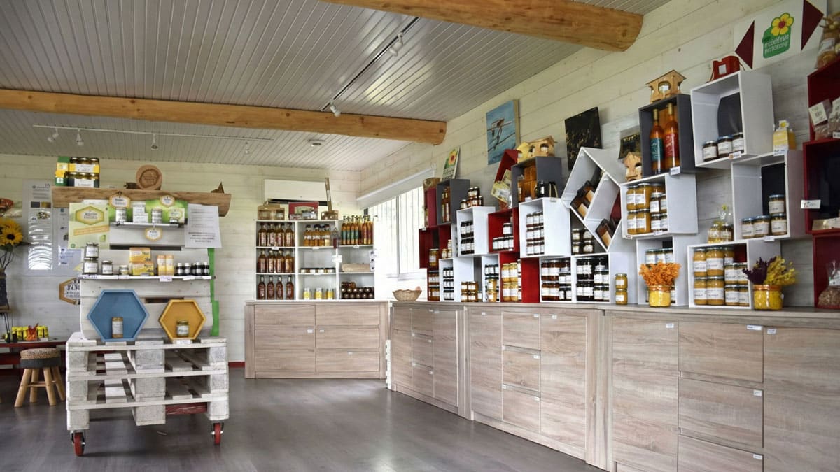 Intérieur du magasin de vente à la ferme des Ruchers du Tigou.